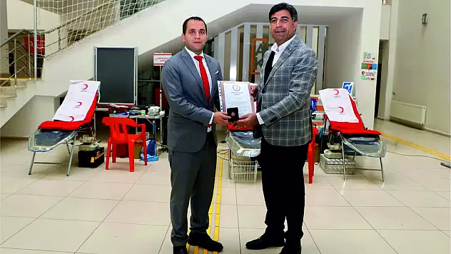 Siirt Kızılay'dan Vali Yardımcısı Tatlısöz'e Bronz Madalya