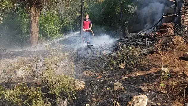 Siirt/Kurtalan'da Bir Evin Bahçesinde Çıkan Yangın, İtfaiye Ekiplerinin Müdahalesiyle Söndürüldü!