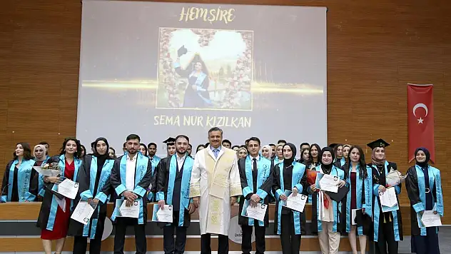 Siirt Sağlık Bilimleri Fakültesi Öğrencilerinin Mezuniyet Coşkusu