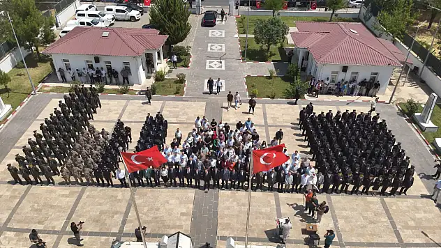 Siirt'te 15 Temmuz ve Tüm Şehitler İçin Duygusal Tören: Garnizon Şehitliği'nde Anma Programı Düzenlendi
