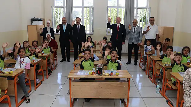 Siirt'te 560 Okulda Öğrenciler Karnelerini Aldı