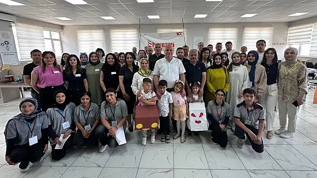Siirt'te Harezmi Eğitim Modeli Kapsamında Bilgilendirme Toplantısı ve Yıl Sonu Sergisi Düzenlendi