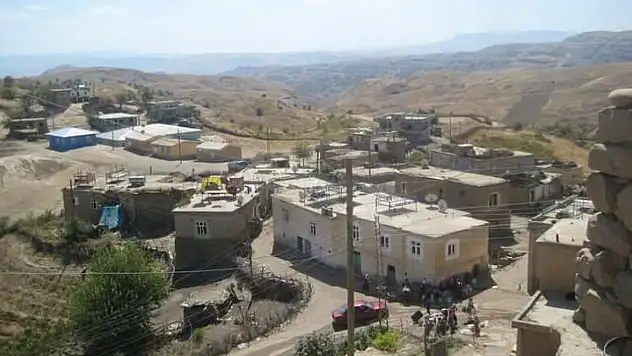 Siirt'te İki Köyde Muhtarlar Sandıkla Belirlendi: Seçmenler Yeni Yönetimini Seçti