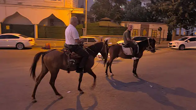 Siirt'te Muhtar At Sırtında Mahalleyi Denetledi