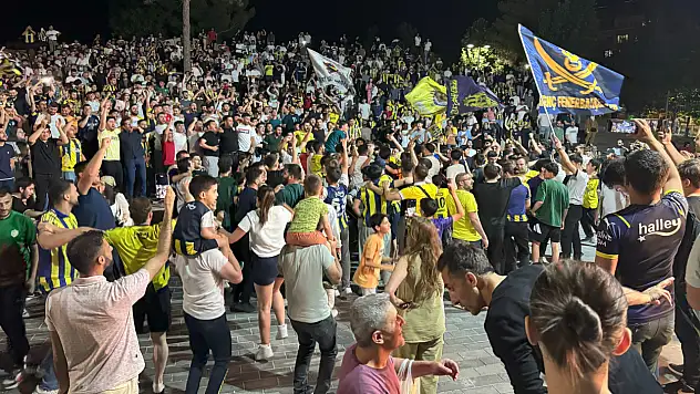 Siirt'te Şampiyonluk Coşkusu: Fenerbahçe Taraftarı Kızlar Tepesi'nde EuroLeague Zaferini Kutladı