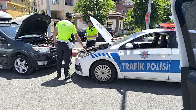 Siirt'te Trafik Polisinden Örnek Davranış: Arızalanan Aracı Kendi Aküleriyle Çalıştırdılar