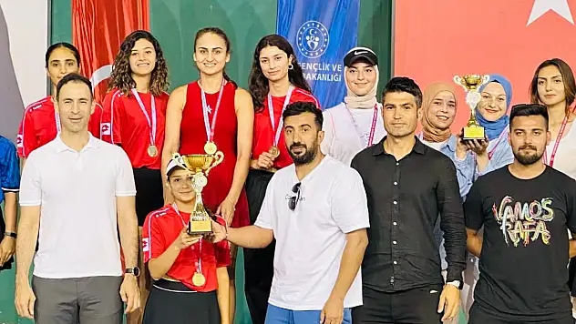 Siirt'ten Kort Tenisinde Çifte Başarı