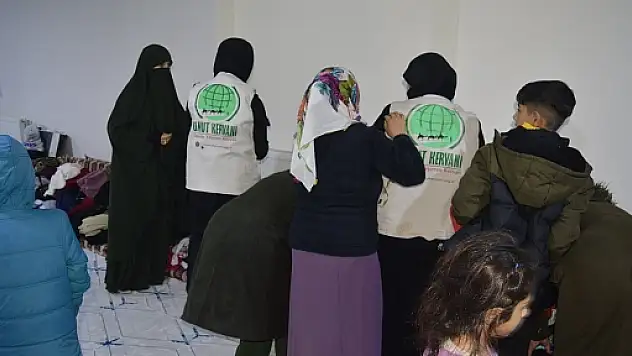 Siirt Umut Kervanı Kadın Gönüllüleri, Yardıma Muhtaç Ailelere Ulaşmaya Devam Ediyor!