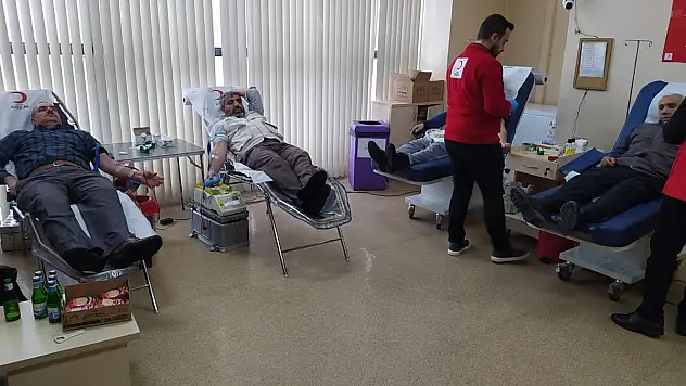 SİİRT UMUT KERVANI KAN BAĞIŞI KAMPANYASINA DESTEK VERDİ