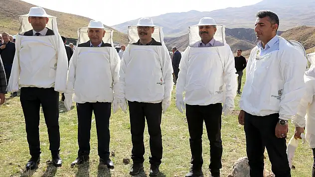 Siirt Üniversitesi Rektörü Prof.Dr.Nihat Şındak, Çemikarı Yaylasında Düzenlenen Bal Hasadı Programına Katıldı