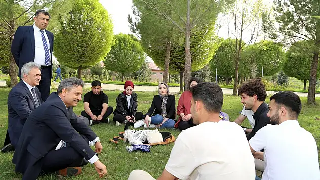 Siirt Üniversitesi Rektörü Prof. Dr. Nihat Şındak Öğrencilerle Bir Araya Geldi