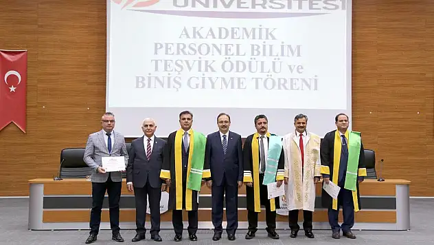 Siirt Üniversitesinde 'Akademik Personel Bilim Teşvik Ödül ve Biniş Giyme Töreni'