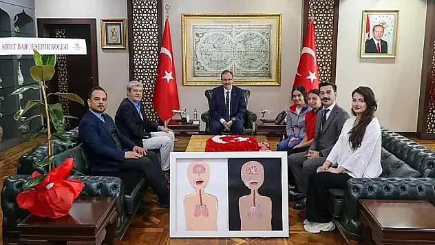 Siirt Valisi Kızılkaya, TÜBİTAK Bölge Birincisi Öğrencileri Makamında Ağırladı