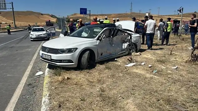 Siirtli Ailenin Bulunduğu Otomobil Sivas'ta Kaza Yaptı:1 Ölü 3 Yaralı