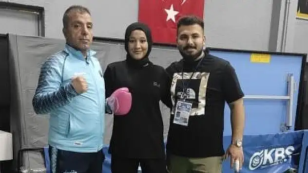Siirtli Boksör Helen Rüzgar, Yarı Finale Yükseldi