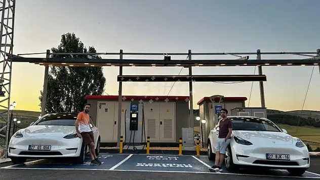 Siirtli Hemşerimiz, Türkiye'de Satılan İlk TESLA Y Model Aracı Siirt'e Getirecek