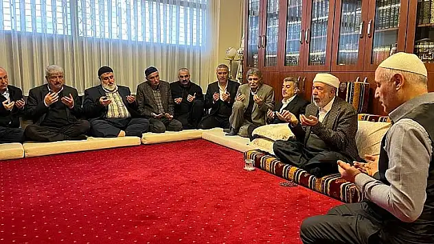 Siirtli Kanaat Önderi Bitlis'te Husumetli İki Aileyi Barıştırdı