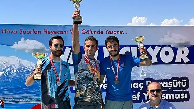 Siirtli Sporcu Nergiz Van'da Düzenlenen Yamaç Paraşütü Yarışmasında Birinci Oldu