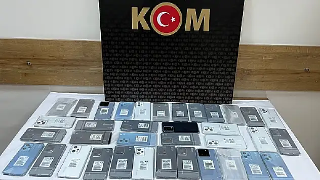 Siirt'te 450 Bin TL Değerinde Gümrük Kaçağı Cep Telefonu Ele Geçirildi