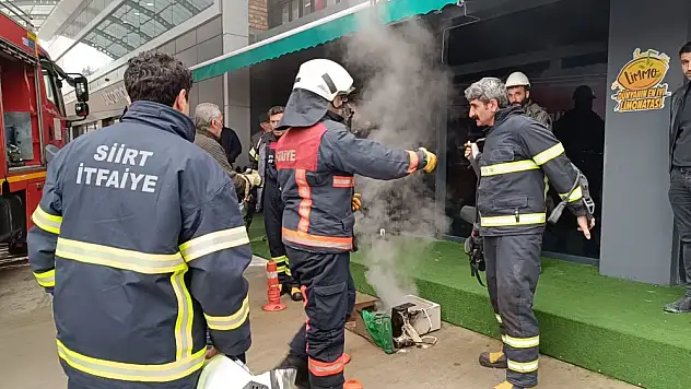 Siirt'te Akaryakıt İstasyonu Yanında Bulunan Kafede Yangın