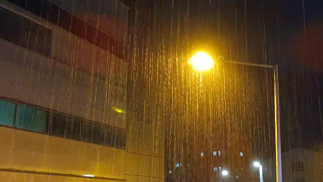 Siirt'te Aniden Bastıran Şiddetli Yaz Yağmuru Dam ve Park Sefasını Yok Etti