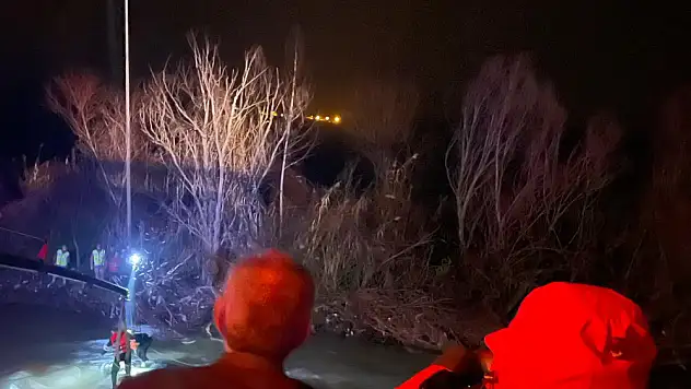 Siirt'te Bir Sürücü, Otomobiliyle Çaya Uçtu!