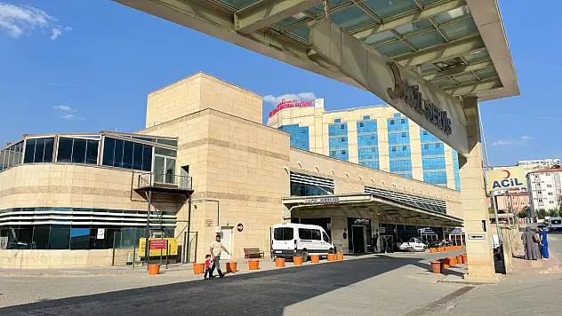Siirt'te Çay Salonuna Silahlı Saldırı: Baba ve Oğul Yaralandı