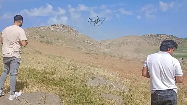 Siirt'te Çekirgelerle Mücadelede İlk Kez Drone İle İlaçlama Yapıldı