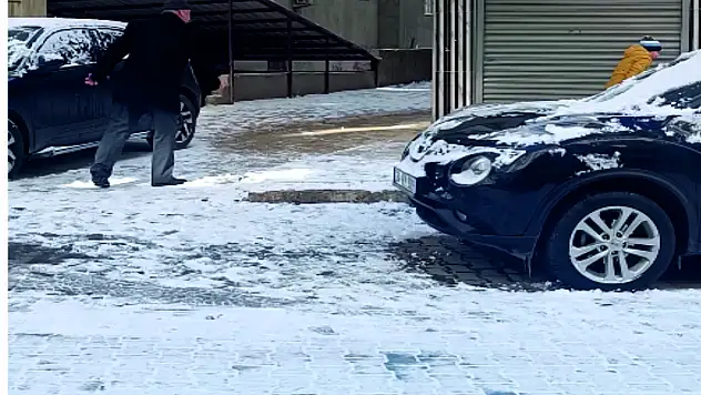 Siirt'te Dede ve Torunun Kar Topu Savaşı Renkli Görüntülere Sahne Oldu (Videolu)