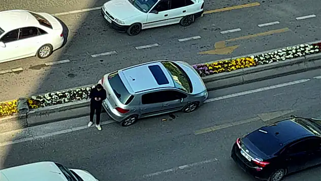Siirt'te Direksiyon Hakimiyetini Kaybeden Araç Orta Refüje Çıktı