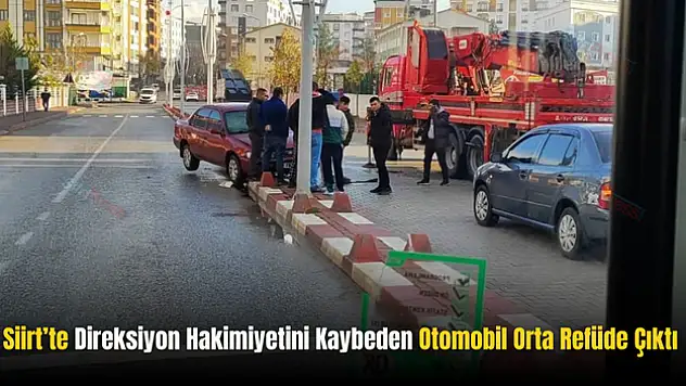 Siirt'te Direksiyon Hakimiyetini Kaybeden Otomobil Orta Refüje Çıktı!