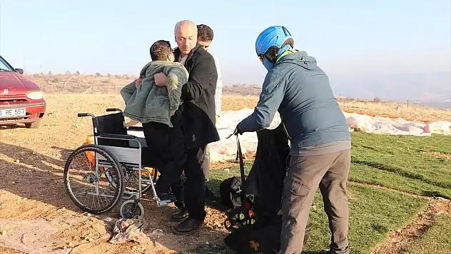 Siirt'te Engelli Bir Genç Yamaç Paraşütü İle Uçtu