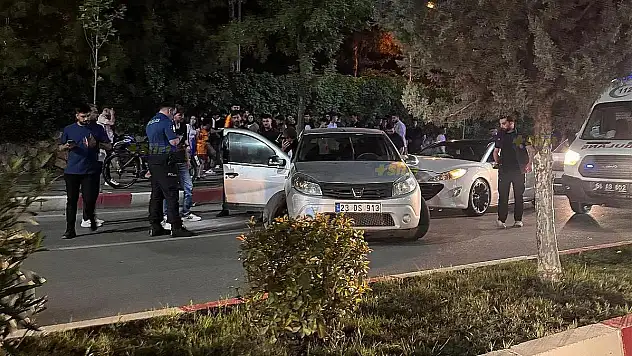 Siirt'te Galatasaray'ın Şampiyonluk Kutlamasında Araçlar Birbirine Girdi!