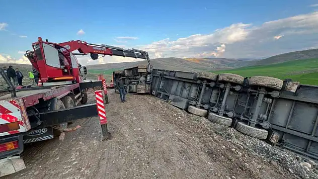 Siirt'te Güneş Paneli Taşıyan Tır Devrildi!