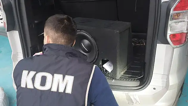 Siirt'te Hoparlörlerin İçine Gizlenmiş 250 bin TL Değerinde Kaçak Cep Telefonu Ele Geçirildi!