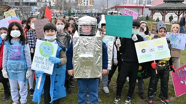 Siirt'te İlkokul Öğrencileri Geri Dönüşüm Kostümleriyle Çevre Temizliği Yaptı