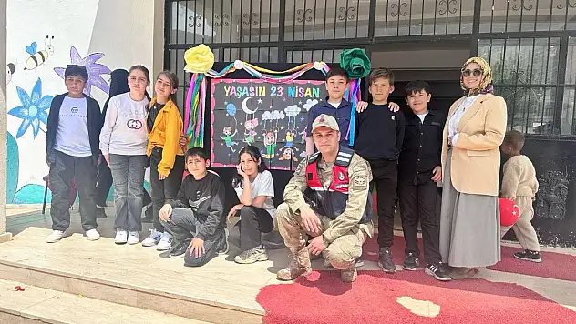 Siirt'te Jandarmadan Köy Okulu Öğrencilerine 23 Nisan Sürprizi