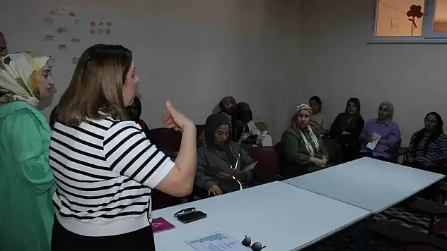 Siirt'te Kadınlara Normal Doğum Semineri Verildi