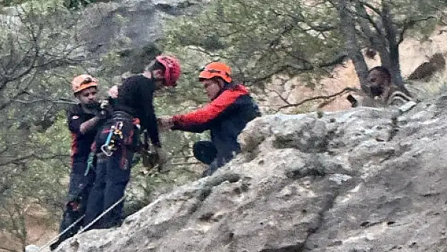 Siirt'te Kayalıklarda Mahsur Kalan Çoban AFAD Tarafından Kurtarıldı
