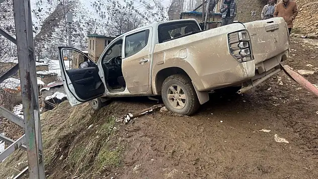 Siirt'te Kaza Geçiren Elektrik Arıza Ekibine İl Özel İdaresi Ekipleri Yardım Etti