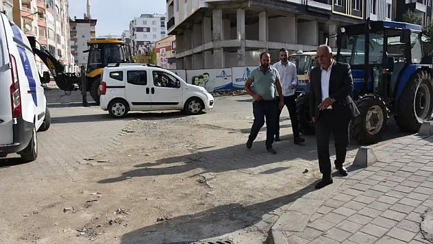 Siirt'te Mahallelerde Kilit Parke Taşı Döşeme ve Kaldırım Yenileme Çalışmaları Sürüyor