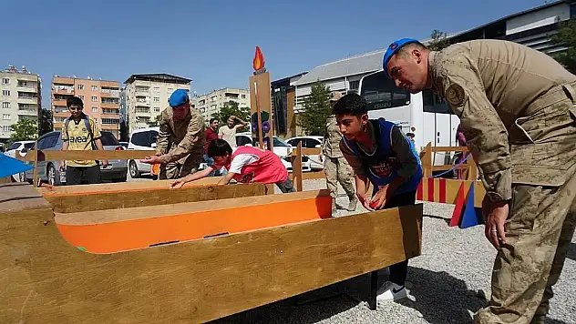 Siirt'te Minikler Jandarmayla Survivor Parkurunda Ter Döktü