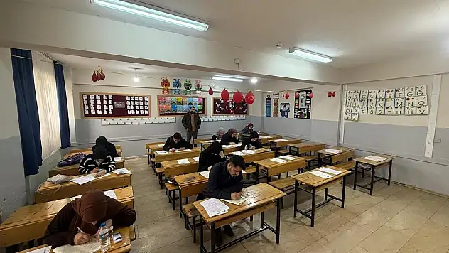 Siirt'te Öğrenciler İçin Umre Ödüllü Bilgi Yarışması Düzenlendi