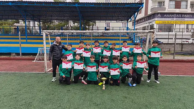 Siirt'te Okullar Arası Futbol Şampiyonasında Fevzi Çakmak Ortaokulu Şampiyon Oldu