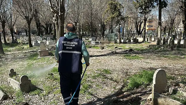 Siirt'te Şehir Mezarlıklarında İlaçlama, Temizlik ve Bakım Çalışmaları