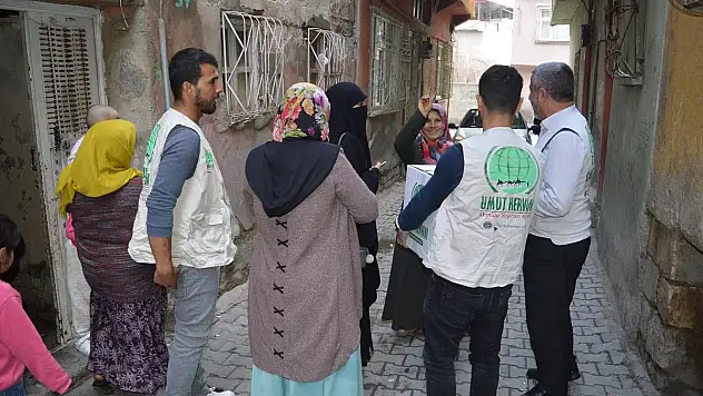 Siirt'te Umut Kervanı Yüzlerce Aileye Ramazan Yardımı Ulaştırdı