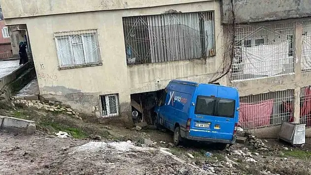 Siirt'te Kontrolden Çıkan Kargo Aracı Bir Eve Daldı