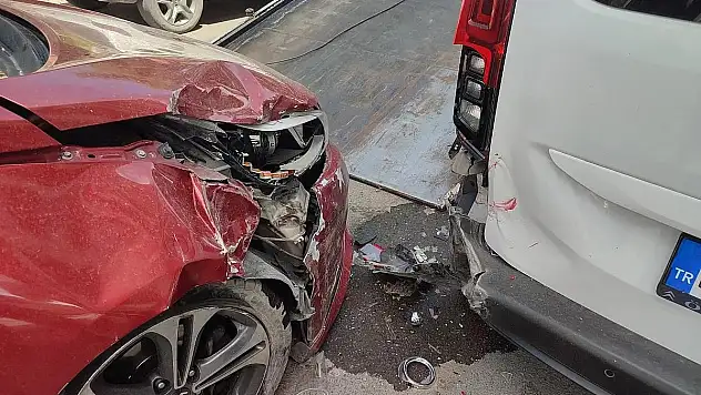 Siirt'teki Zincirleme Kazada Kadın Sürücü Yaralandı!