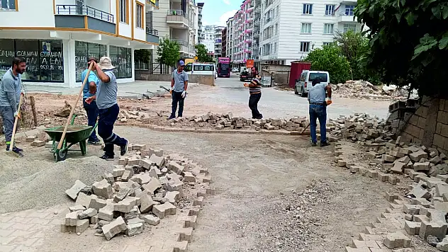 Sokak ve Caddelerde Parke Onarım Çalışması Devam Ediyor