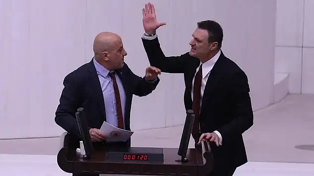 TBMM Genel Kurulunda Ahmet Şık'ı Döven Alpay Özalan Siirt Spor'da Oynamıştı